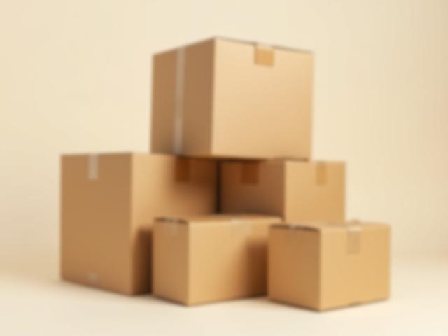 Įvairių dydžių kartoninės dėžės, paruoštos pakuoti daiktams.