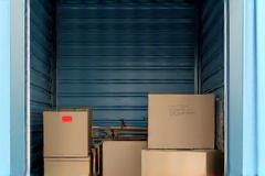 Kraustymosi scenarijus, vaizduojantis daiktų perkėlimą iš vienos vietos į kitą su laikinąja stotele sandėlyje.