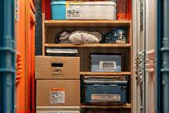 Studentų scenarijus, rodo studento daiktus, tokius kaip knygos ir nedideli baldai, laikomus saugiai per vasaros atostogas.